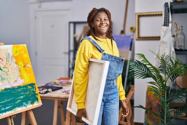 Afrykańska Amerykanka Artystka Uśmiecha Się Pewnie Trzymając Remis Studio Sztuki — Zdjęcie stockowe
