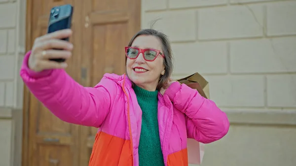 Ώριμη Ισπανόφωνη Γυναίκα Γκρίζα Μαλλιά Χαμογελώντας Πηγαίνει Για Ψώνια Κρατώντας — Φωτογραφία Αρχείου