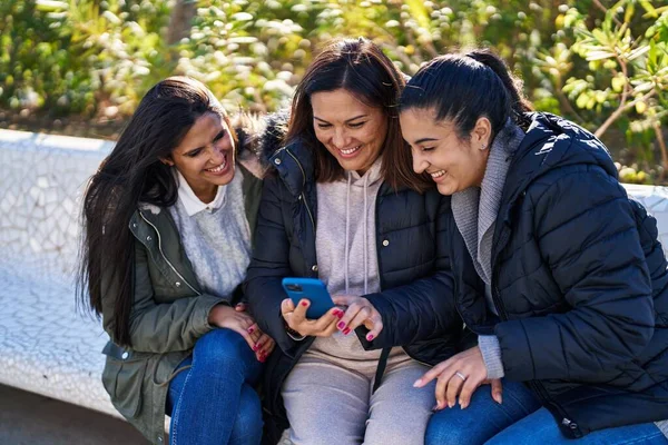 Three Woman Mother Daughters Using Smartphone Sitting Bench Park — Stock Photo, Image