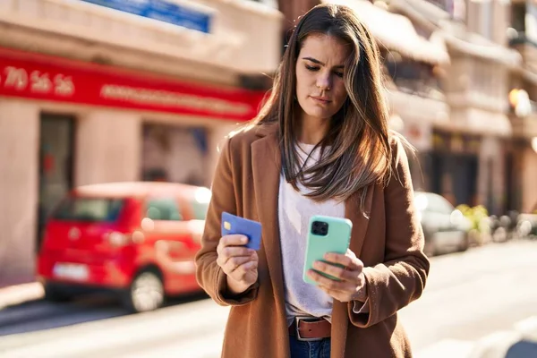 Genç Güzel Spanyol Kadın Akıllı Telefon Kredi Kartı Kullanıyor — Stok fotoğraf