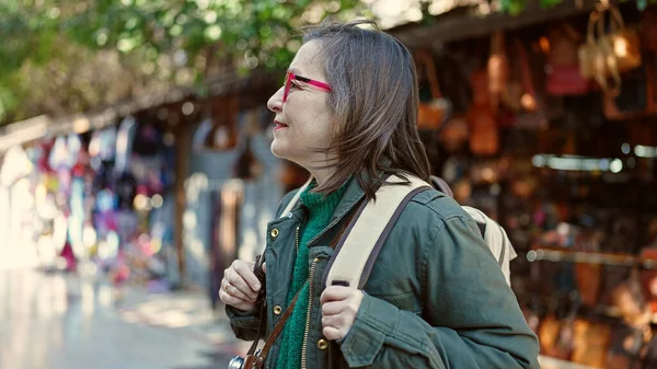 Ältere Hispanische Frau Mit Grauen Haaren Touristin Trägt Rucksack Lächelnd — Stockfoto