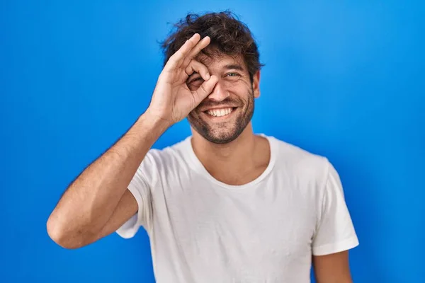 Hispanic Young Man Standing Blue Background Doing Gesture Hand Smiling — Stock Photo, Image