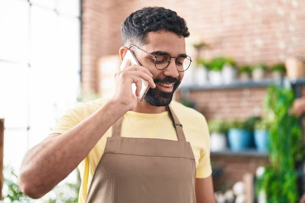 Joven Hombre Árabe Florista Sonriendo Confiado Usando Teléfono Inteligente Floristería — Foto de Stock