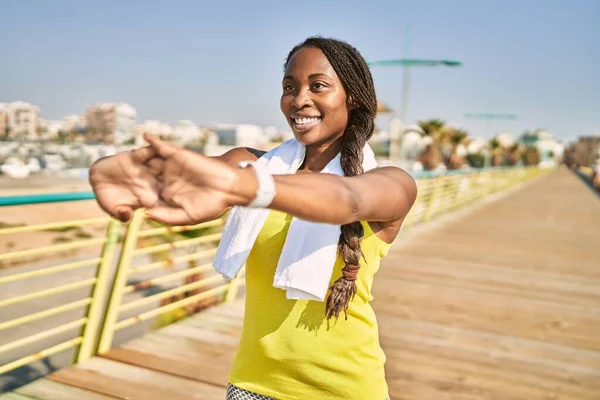 Αφροαμερικανή Γυναίκα Που Φοράει Αθλητικά Που Τεντώνει Χέρι Της Στο — Φωτογραφία Αρχείου