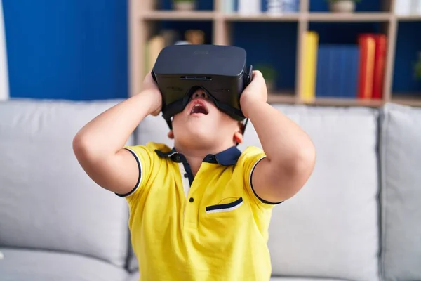 Adorable Niño Hispano Jugando Videojuego Usando Gafas Realidad Virtual Casa —  Fotos de Stock