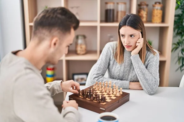 Man Och Kvinna Par Spelar Schack Sittandes Bordet Hemma — Stockfoto