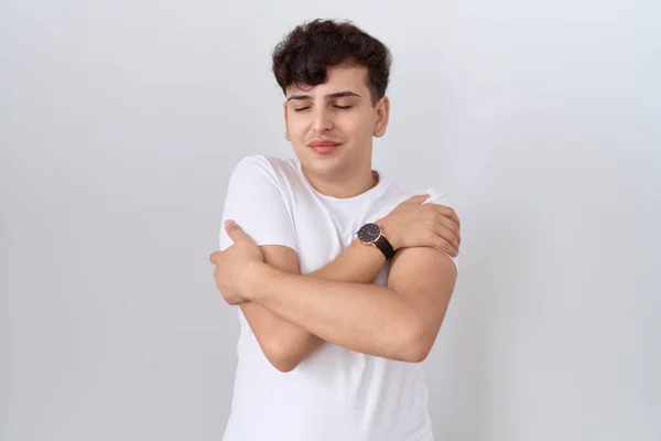 Joven Hombre Binario Con Camiseta Blanca Casual Abrazándose Feliz Positivo — Foto de Stock