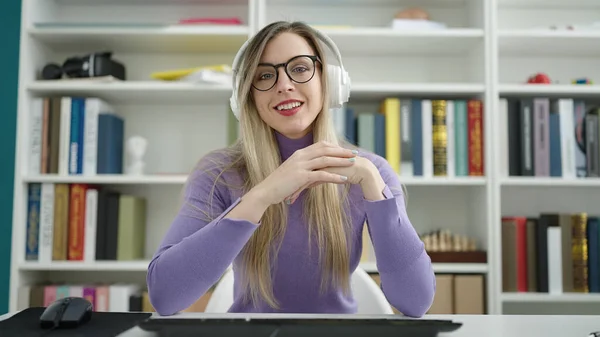 Νεαρή Ξανθιά Φοιτήτρια Χρησιμοποιώντας Υπολογιστή Και Ακουστικά Που Σπουδάζουν Στο — Φωτογραφία Αρχείου