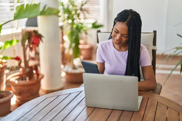 Africano Americano Mulher Usando Laptop Touchpad Sentado Mesa Casa Terraço — Fotografia de Stock