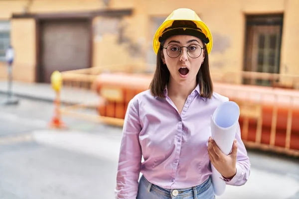 Hispanic Girl Wearing Architect Hardhat Construction Site Scared Amazed Open — Stockfoto