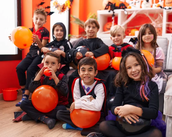 Grupa Dzieci Kostiumie Halloween Trzymając Balony Domu — Zdjęcie stockowe