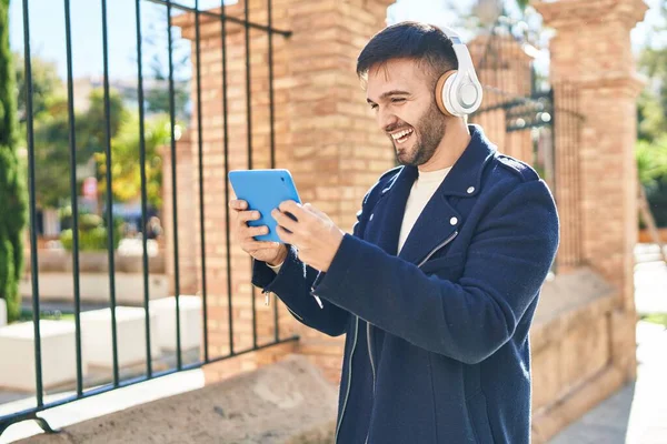 Young Hispanic Man Smiling Confident Playing Video Game Street — Stok fotoğraf