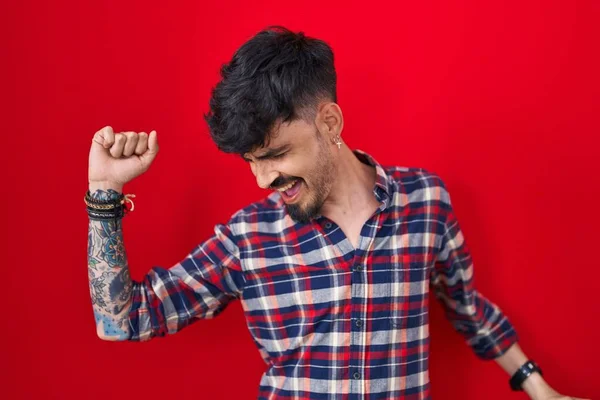 Jovem Hispânico Com Barba Sobre Fundo Vermelho Dançando Feliz Alegre — Fotografia de Stock