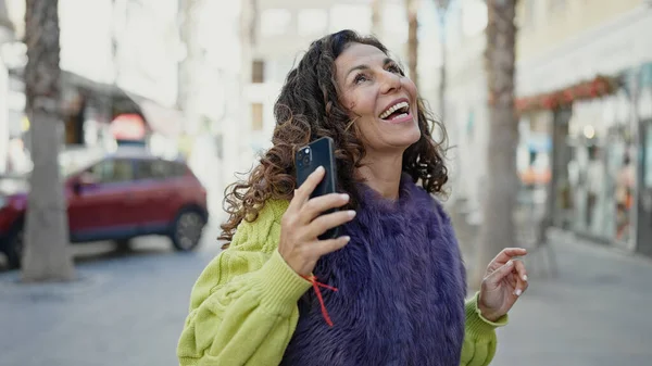 Μεσήλικας Ισπανόφωνη Γυναίκα Που Χρησιμοποιεί Smartphone Χορεύει Στο Δρόμο — Φωτογραφία Αρχείου