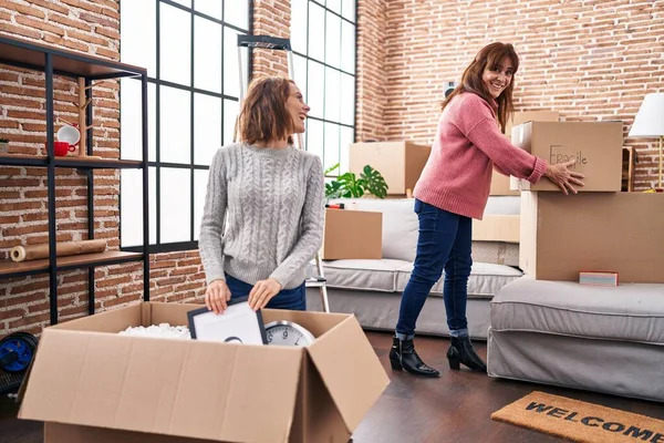 Two Women Mother Daughter Unpacking Cardboard Box New Home — Stock Photo, Image