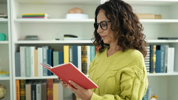 Middle Age Hispanic Woman Teacher Reading Book Library University — Stock fotografie