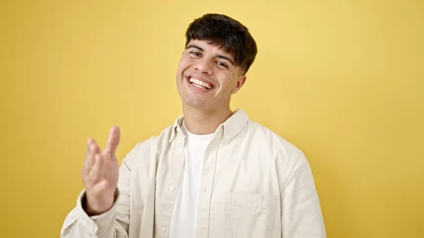 Jonge Latino Man Glimlachend Zelfverzekerd Staande Geïsoleerde Gele Achtergrond — Stockfoto