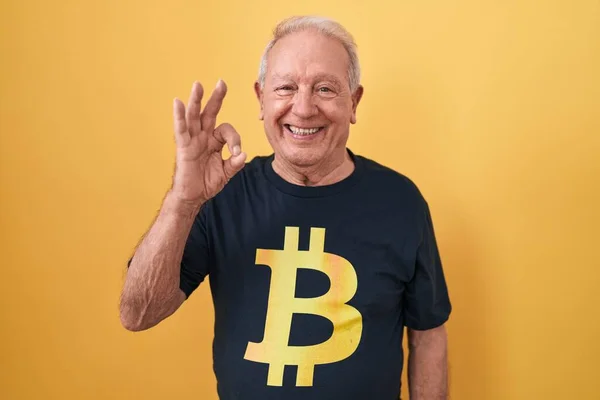 Senior Man Med Grått Hår Bär Bitcoin Shirt Ler Positivt — Stockfoto