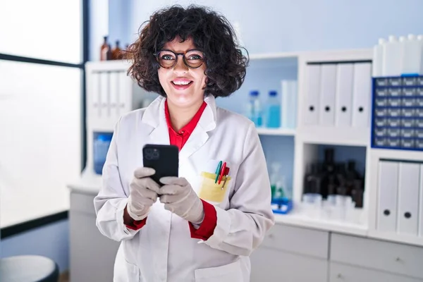 Tânără Femeie Știință Hispanică Frumoasă Zâmbind Încrezătoare Folosind Smartphone Laborator — Fotografie, imagine de stoc