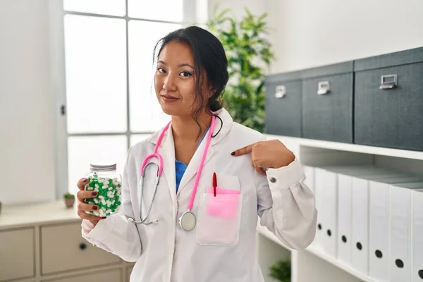 Ung Asiatisk Läkare Kvinna Hålla Piller Pekar Finger Till Själv — Stockfoto