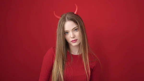 年轻的金发女人穿着魔鬼的服装 脸上带着淡淡的红晕 — 图库照片