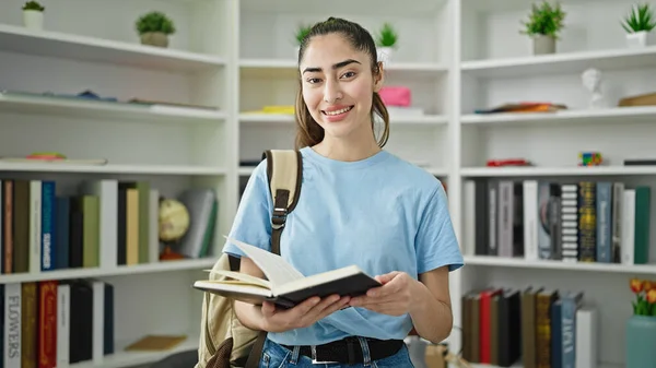 Νεαρή Όμορφη Ισπανίδα Φοιτήτρια Που Διαβάζει Βιβλία Στο Πανεπιστήμιο Της — Φωτογραφία Αρχείου
