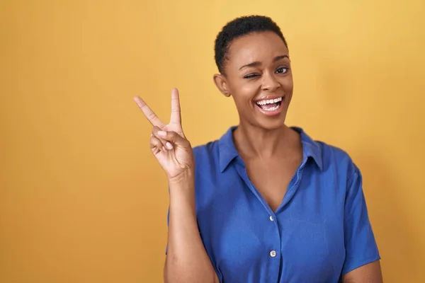 Afro Amerikaanse Vrouw Die Een Gele Achtergrond Staat Glimlachen Met — Stockfoto
