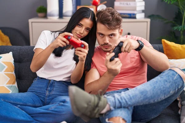 Man Woman Couple Playing Video Game Sitting Sofa Home — Stok fotoğraf