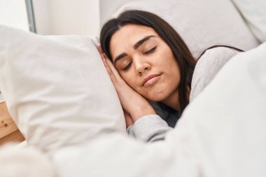 Genç İspanyol kadın yatak odasında uyuyor.