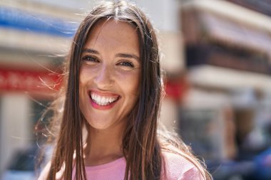 Sokakta kendine güvenen güzel İspanyol bir kadın.