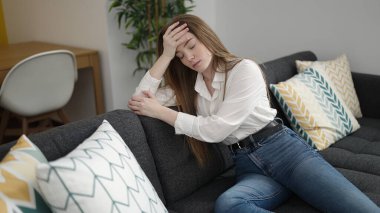 Evdeki koltukta oturan genç sarışın kadın strese girdi.