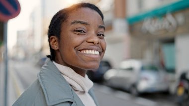 Sokakta kendine güvenen Afrikalı Amerikalı kadın gülümsüyor