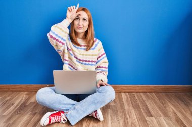 Evde dizüstü bilgisayar kullanan genç bir kadın yerde oturuyor. Alnında parmakları olan insanlarla dalga geçiyor. Ezik hareketler yapıyor, alay ediyor ve hakaret ediyor.. 