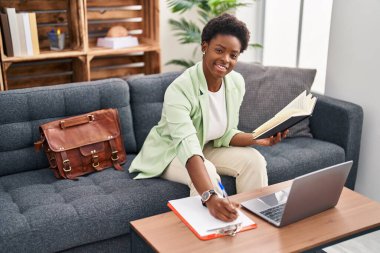 Psikoloji merkezindeki koltukta oturan Afrikalı Amerikalı kadın psikolog.