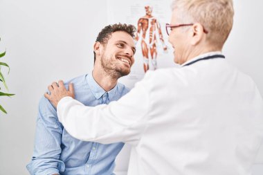 Anne, oğul, hasta ve doktor klinikte tıbbi danışmanlık yapıyorlar.