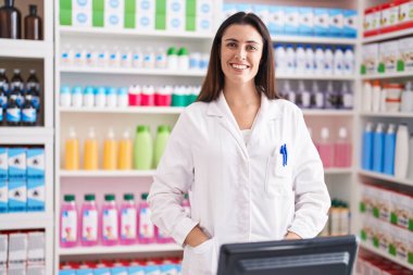 Eczanede kendine gülen güzel bir İspanyol kadın eczacı.