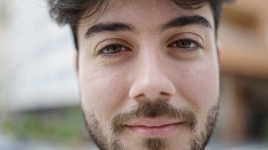 Sokakta rahat bir ifadeyle duran genç İspanyol adam.