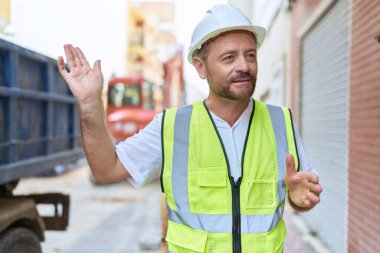 Orta yaşlı mimar gülümseyerek konuşuyor.