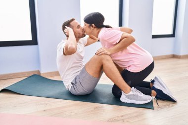 Erkek ve kadın antrenman kasları spor merkezinde egzersiz ve öpüşme.
