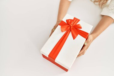 Genç, güzel, İspanyol bir kadın izole edilmiş beyaz arka planda hediyesini tutuyor.