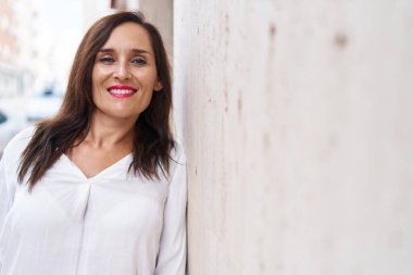 Sokakta kendine güvenen güzel İspanyol bir kadın.