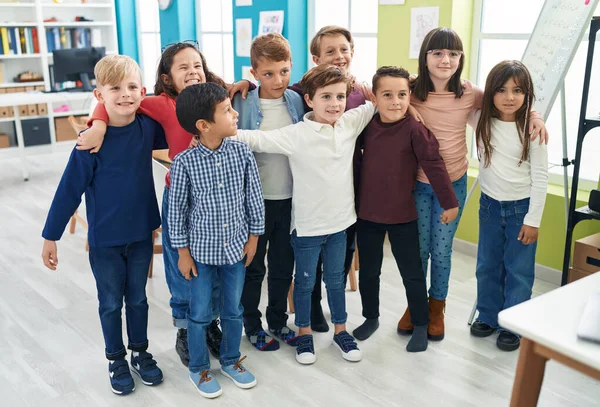 Grupo Niños Estudiantes Sonriendo Confiados Abrazándose Aula —  Fotos de Stock