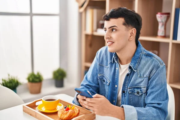 Young Non Binary Man Using Smartphone Having Breakfast Home — 스톡 사진