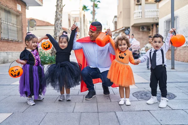Homem Hispânico Grupo Crianças Vestindo Traje Halloween Sorrindo Rua — Fotografia de Stock