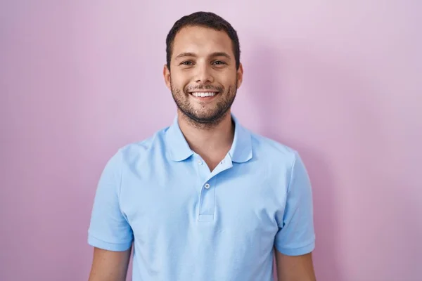 西班牙裔男子站在粉红的背景上 脸上挂着快乐而沉着的微笑 幸运的人 — 图库照片