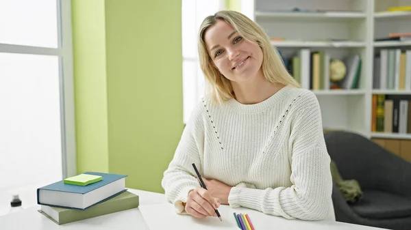 Jonge Blonde Vrouw Student Zitten Tafel Tekening Bibliotheek Universiteit — Stockfoto