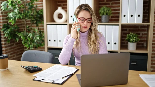 Junge Blonde Geschäftsfrau Büro Mit Laptop Smartphone Gespräch — Stockfoto