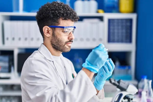 Hombre Árabe Joven Vistiendo Uniforme Científico Sosteniendo Pastillas Laboratorio —  Fotos de Stock
