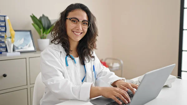 Mladá Krásná Hispánská Žena Lékař Pomocí Notebooku Pracuje Klinice — Stock fotografie