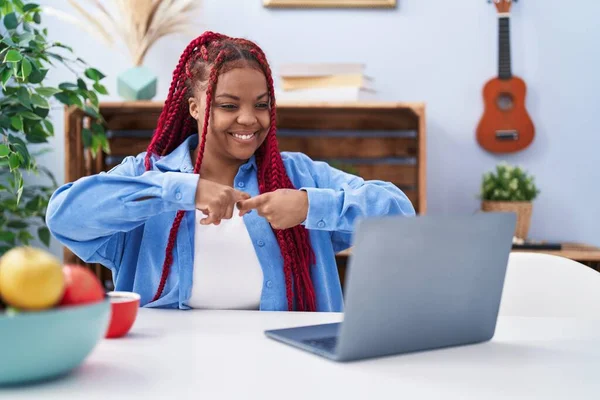 Diz Üstü Bilgisayar Kullanan Afrikalı Amerikalı Kadın Evdeki Sağır Dille — Stok fotoğraf